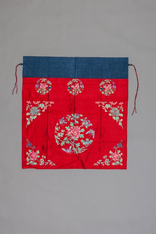 红色缎绣玉堂富贵纹桌围