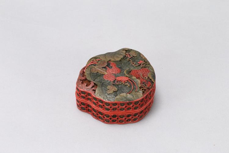 堆彩葫芦蟋蟀纹盒