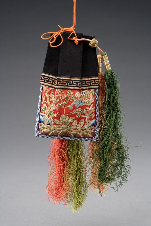 红色缎辫绣蟾宫折桂纹活计-烟荷包