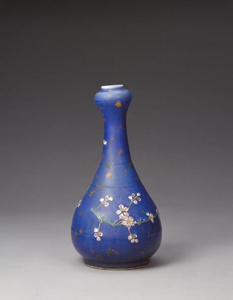 五彩加金蓝地凸花纹蒜头瓶