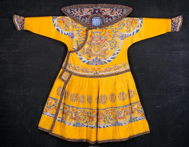 明黄色缂丝彩云金龙纹男夹朝袍