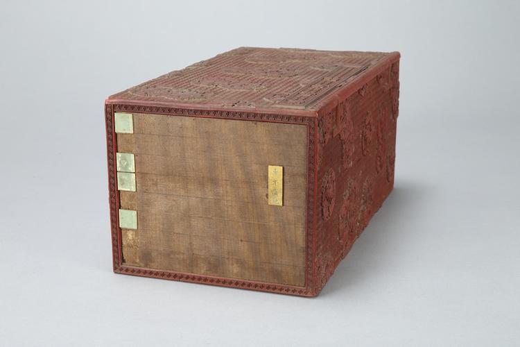 剔红团花纹带屉长方匣