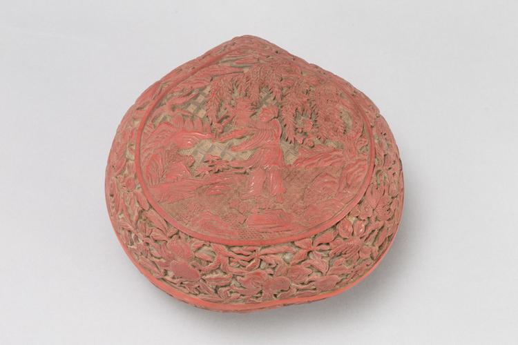 剔红八仙图桃式盒