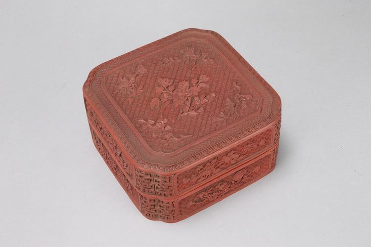 剔红开光花卉纹四方委角盒
