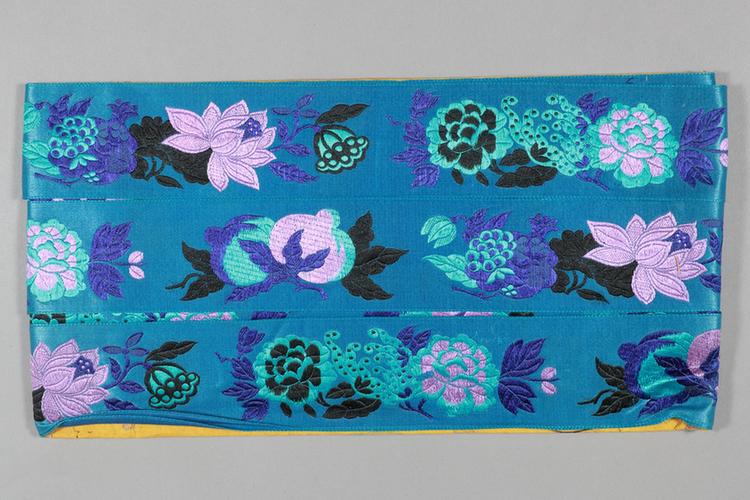 品蓝色缎地淡彩三多牡丹纹绦