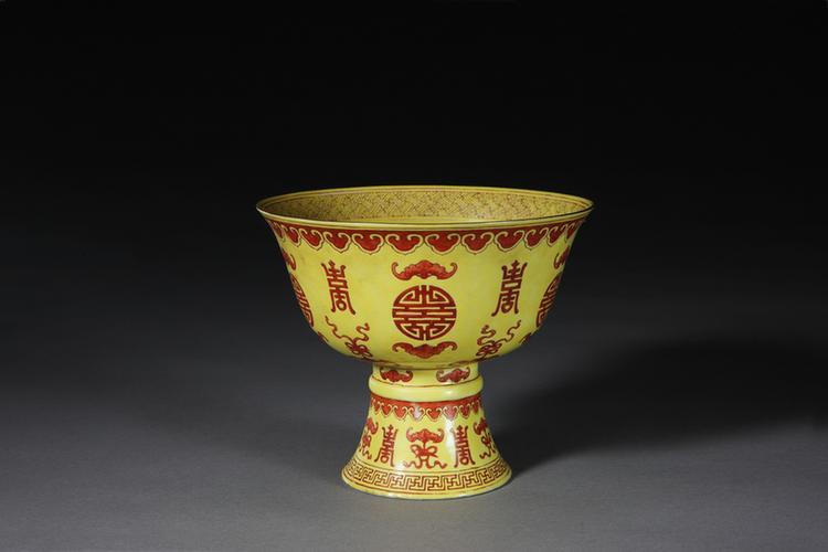 光绪款黄地矾红彩蝙蝠纹“寿”字高足碗