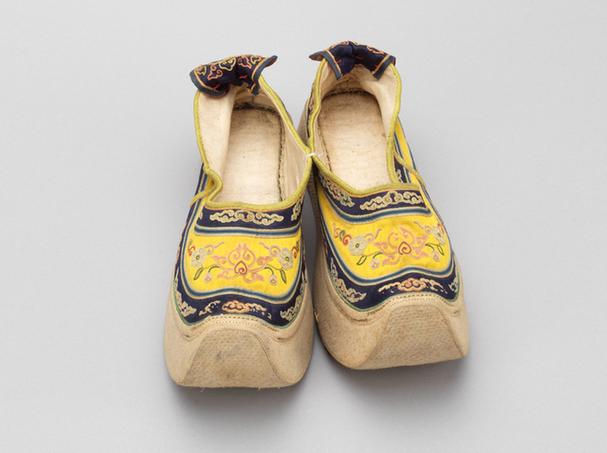 黄色缎缉线绣莲花纹皂鞋
