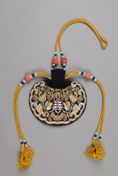 石青色缎平金银绣福寿纹腰圆荷包