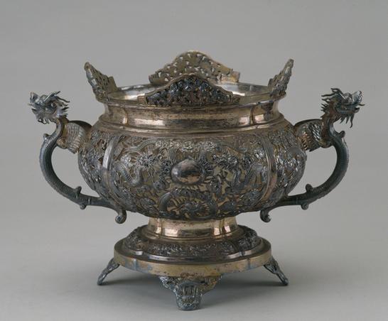 银镂空錾花云龙双耳炉式花盆