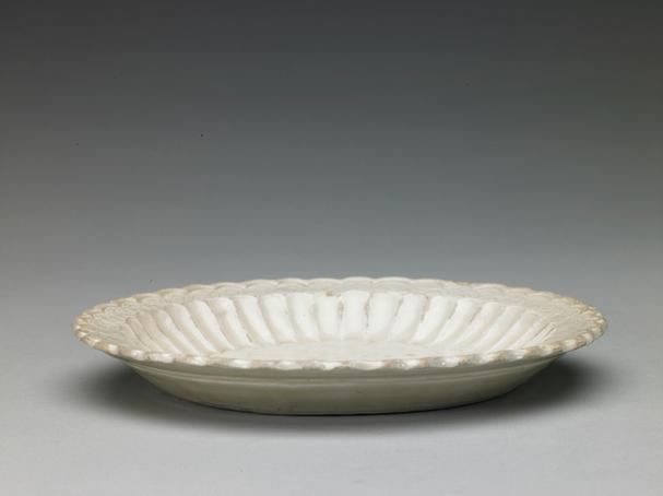 定窑白釉印花博古图菊瓣盘