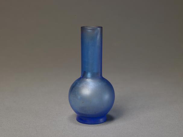 乾隆款蓝色玻璃光素直口瓶