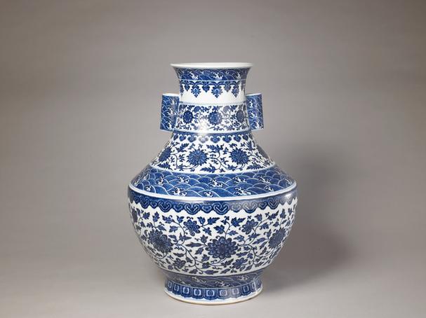 青花缠枝莲纹贯耳尊