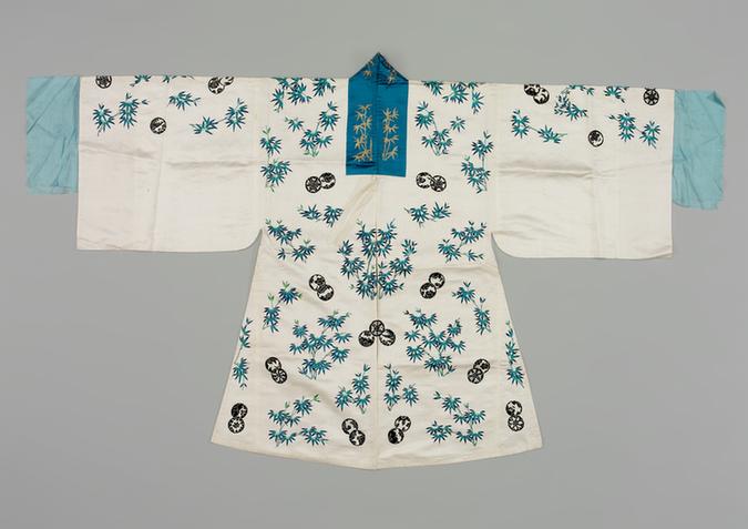 白色缎绣竹皮球花纹观音帔