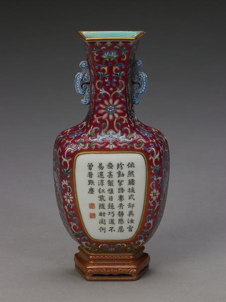 乾隆款紫地粉彩缠枝莲开光诗句双耳方壁瓶