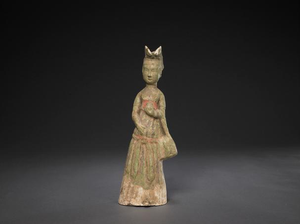 陶绿釉画彩挟袋双髻女立俑