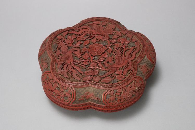 剔彩双凤牡丹纹梅花式攒盒