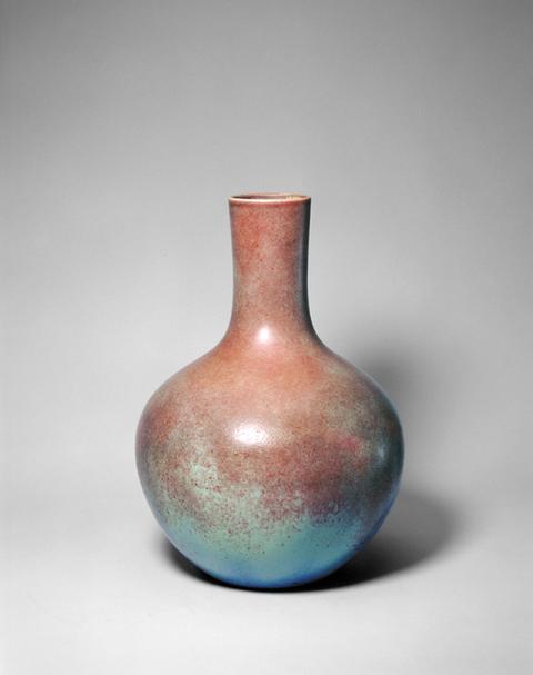 雍正款仿钧新紫釉天球瓶