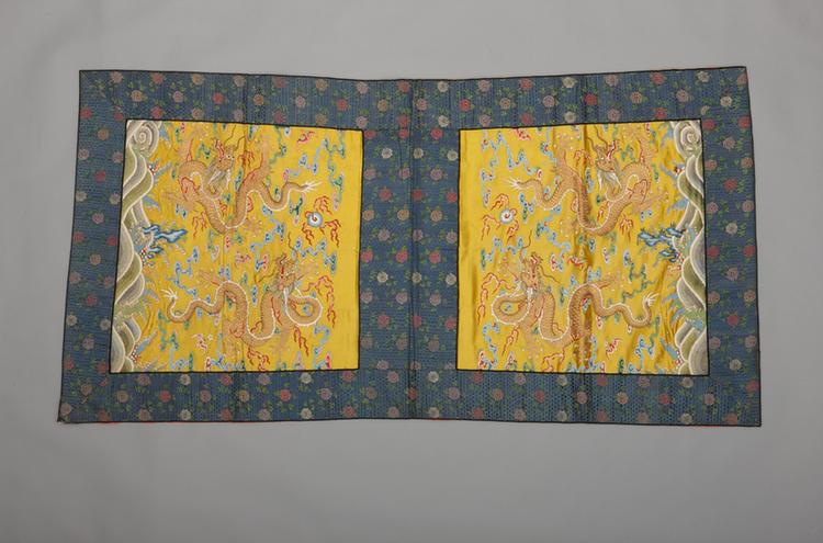 黄色缎绣金龙云水纹锦缘鞍韂