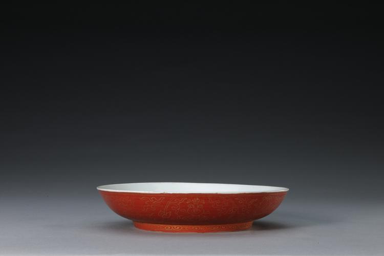 弘治款矾红描金缠枝莲纹盘