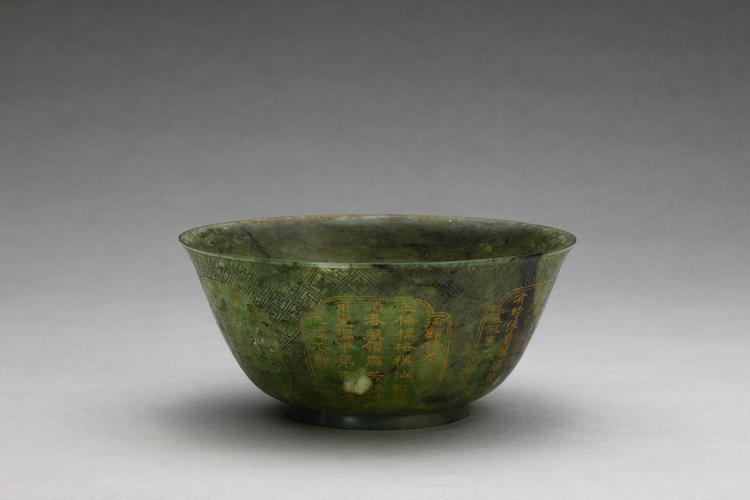 乾隆御题碧玉万字锦地六开光碗