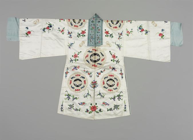 白色缎绣十团喜相逢折枝花金皮球花纹女帔