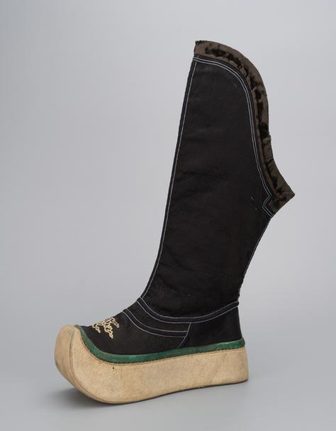 青色缎打籽绣皂靴