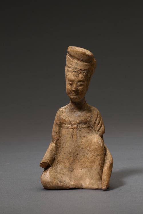 陶黄釉女坐俑