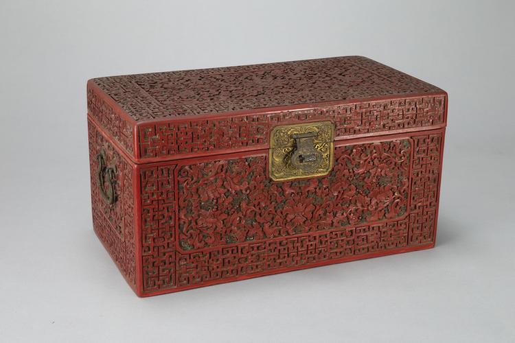 剔红开光博古缠枝莲纹长方箱