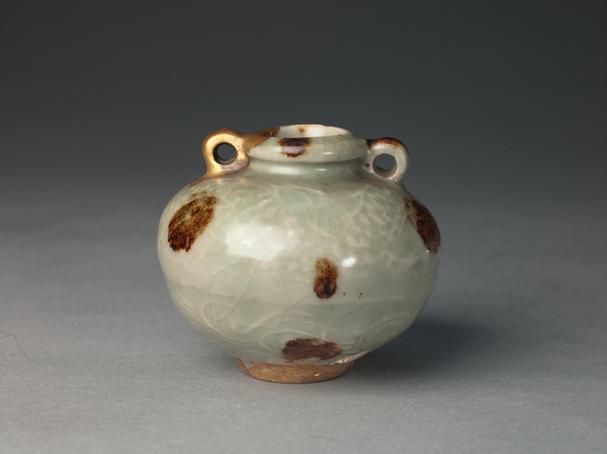 龙泉窑青釉暗花加彩双系罐