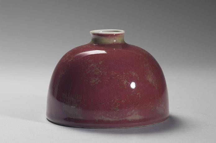 红釉暗花龙凤太白尊