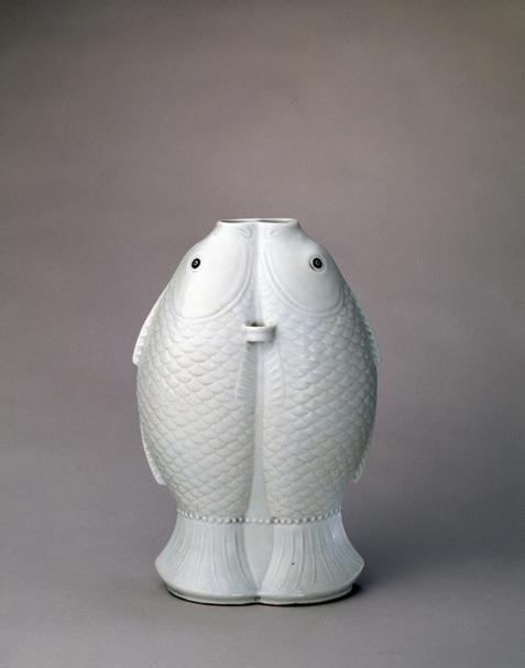雍正款白釉双鱼瓶