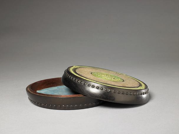 紫檀嵌玉镶染牙鼓式盒