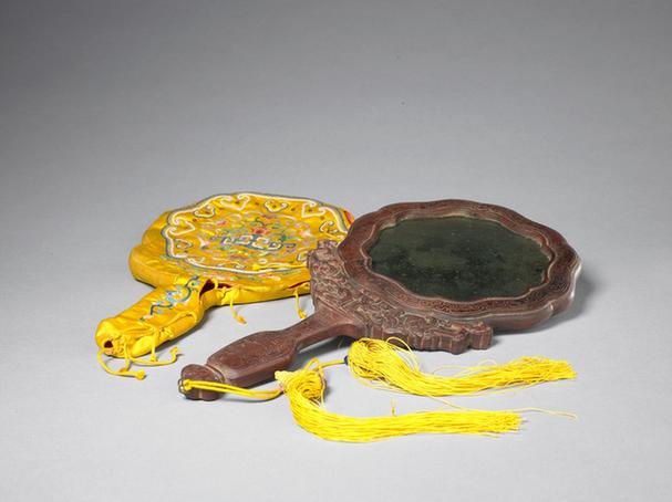 红木嵌银丝葵瓣式把镜