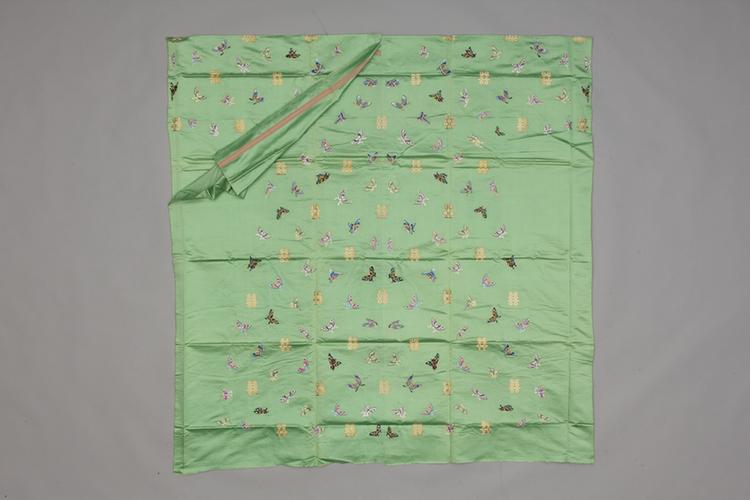 绿色缎绣浅彩百蝶金双喜字纹氅衣料