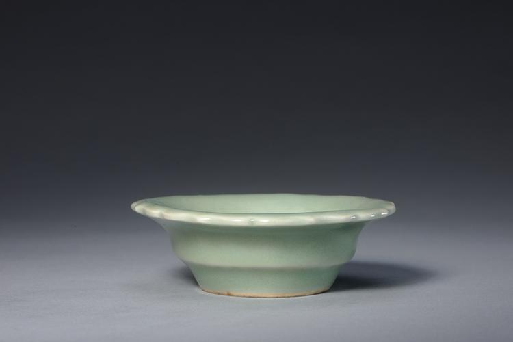 宣德款仿龙泉釉暗刻花纹碟