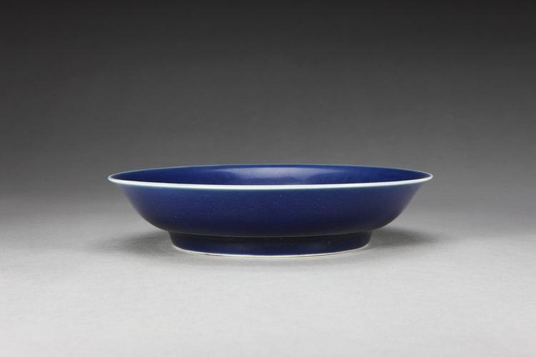 宣德款祭蓝釉印云龙纹盘