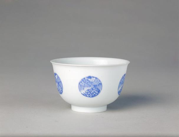 康熙款青花团凤纹杯