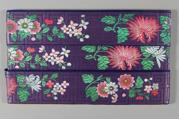 雪灰色缎地时花牡丹回纹绦