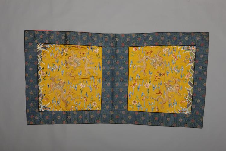 黄色缎彩绣云蝠平金龙海水纹锦缘鞍韂