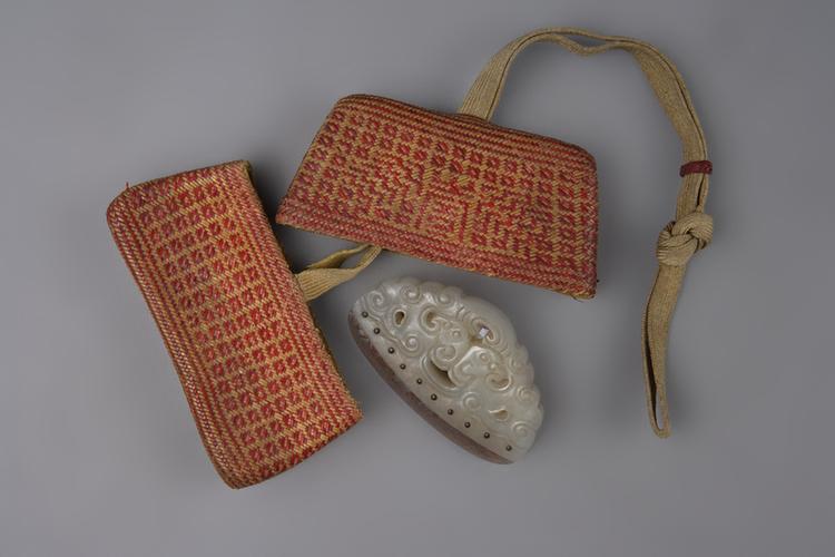 青玉雕双鸟荷包式火燫