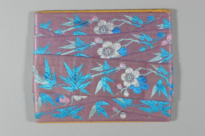 雪灰色缎地织金三蓝梅竹纹绦