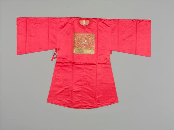 桃红色素缎缀平金绣白鹇纹方补女官衣