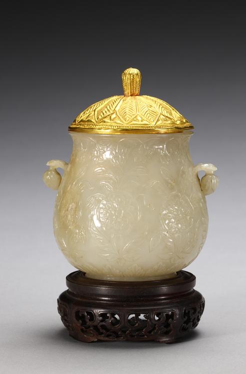 痕都斯坦青玉花卉纹带金盖罐