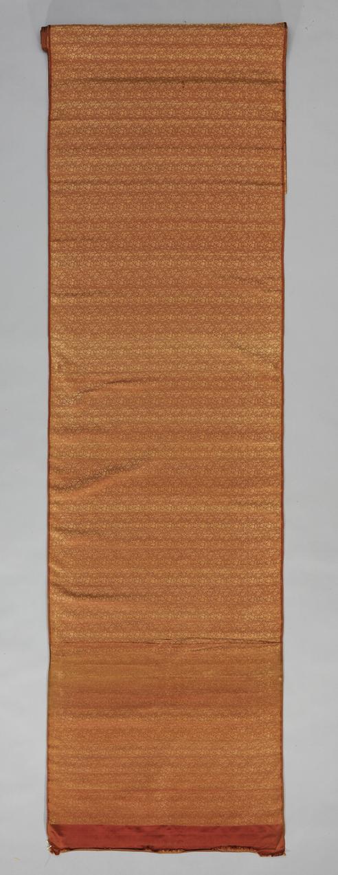 绛色斜万字灵竹桃纹织金缎