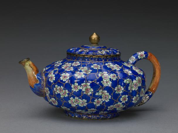 乾隆款画珐琅冰梅纹菊瓣式执壶