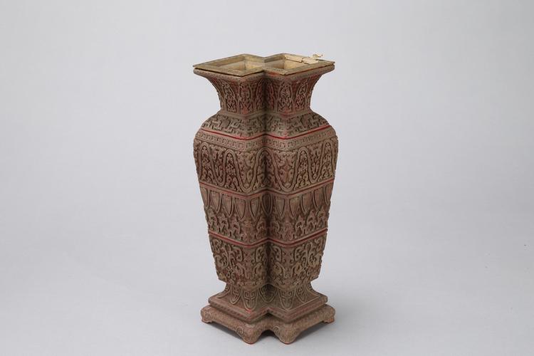 剔红夔龙蕉叶纹带座方胜式四层花插