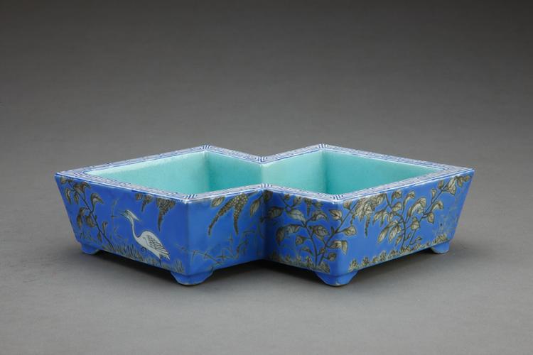 蓝地墨彩花鸟纹方胜式花盆