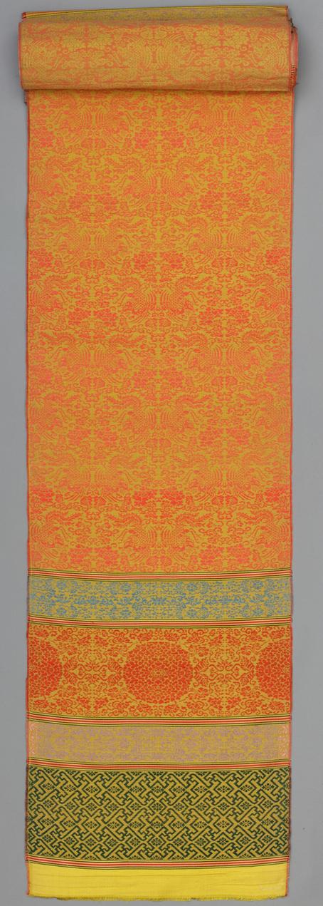 黄色地凤吹牡丹纹线锦垫料