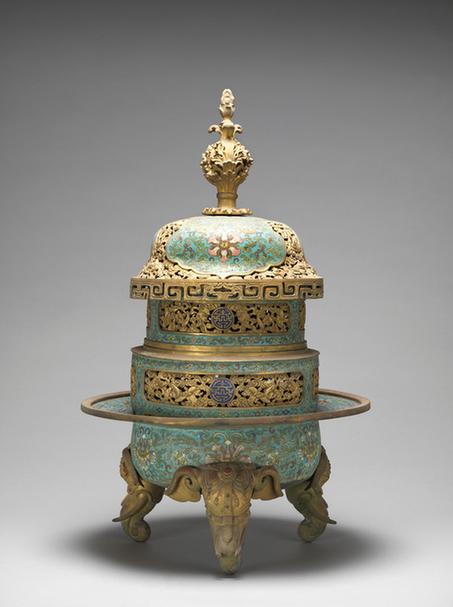 掐丝珐琅勾莲花卉纹象首三足熏炉