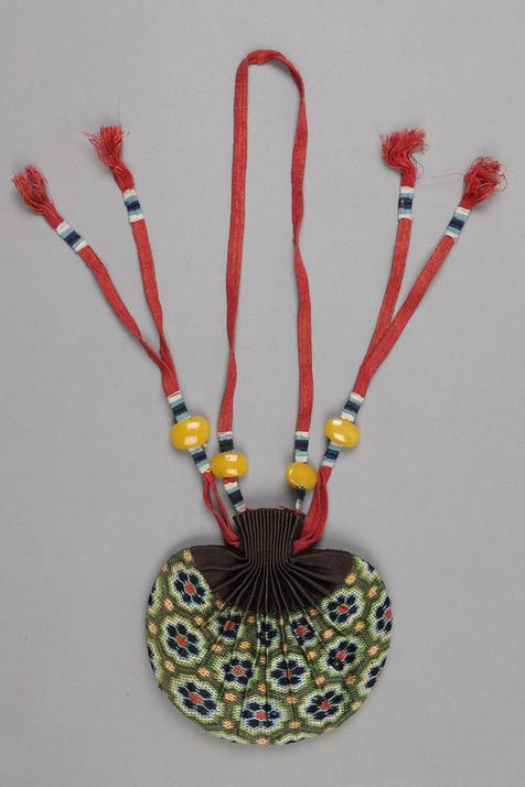 香色缎口铺绒朵花六角纹椭圆荷包